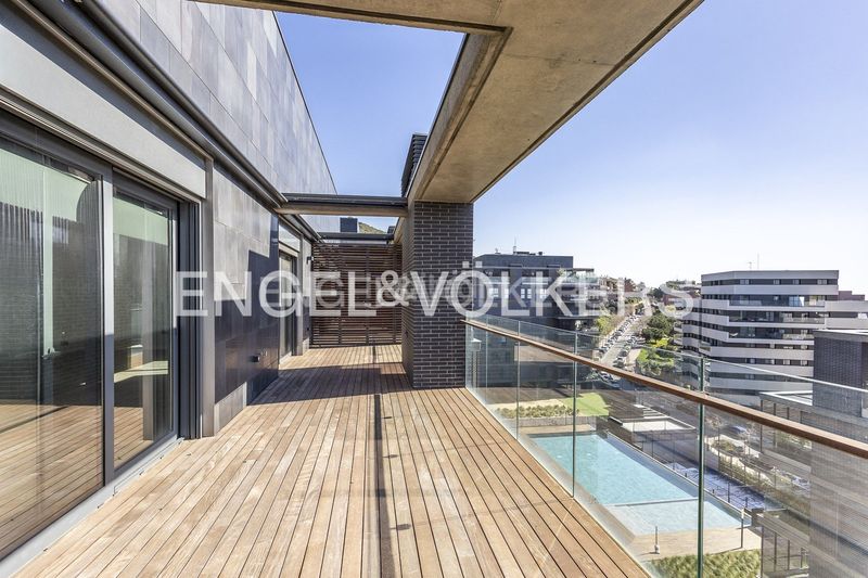 Foto e850b958-c428-46fe-86e0-b20358d13140. Àtic amb calefacció aparcament piscina a Centre Esplugues de Llobregat