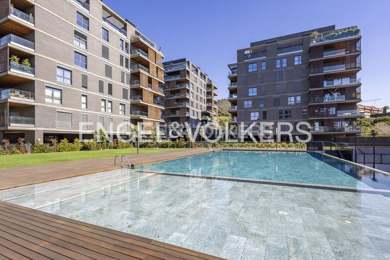 Foto f6719d9e-442f-4137-9d00-bf6da6d49b92. Àtic amb calefacció aparcament piscina a Centre Esplugues de Llobregat