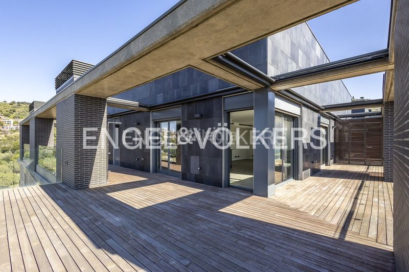 Foto fc4f55a8-e034-4583-9a34-18a53129b11f. Àtic amb calefacció aparcament piscina a Centre Esplugues de Llobregat