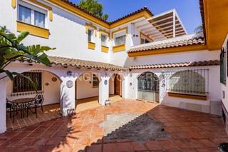 Casa a Vila-rodona. Exclusiva villa con dos viviendas y apartamento para invitados