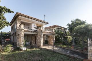 Casa a Fondo Somella. Tu casa para reformar con vista al mar en vilanova i la geltrú d