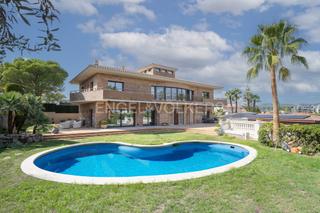 Casa a L´Aragai. Lujosa villa de arquitectura única cerca del mar