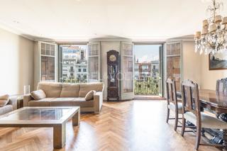 Piccolo appartamento in Fort Pienc. Espectacular piso alto con balcón en finca regia en eixample