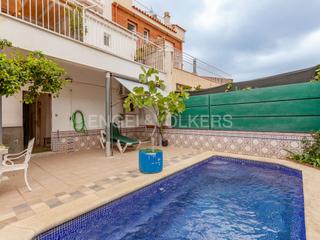 Casa a Centre. Casa de pueblo con piscina en pleno centro