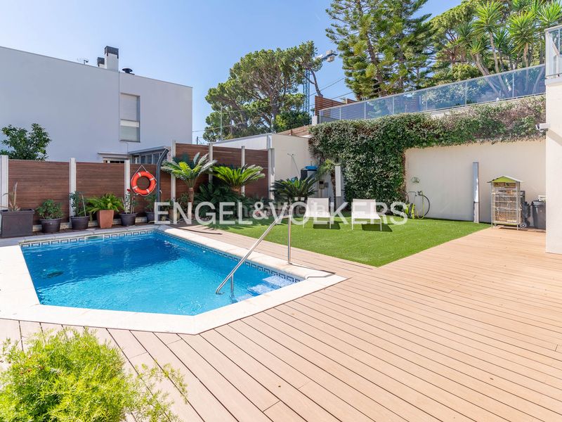 Foto a024b6b9-e0e4-4d56-976d-021a0e484d6c. Casa amb calefacció aparcament piscina a Premià de Dalt