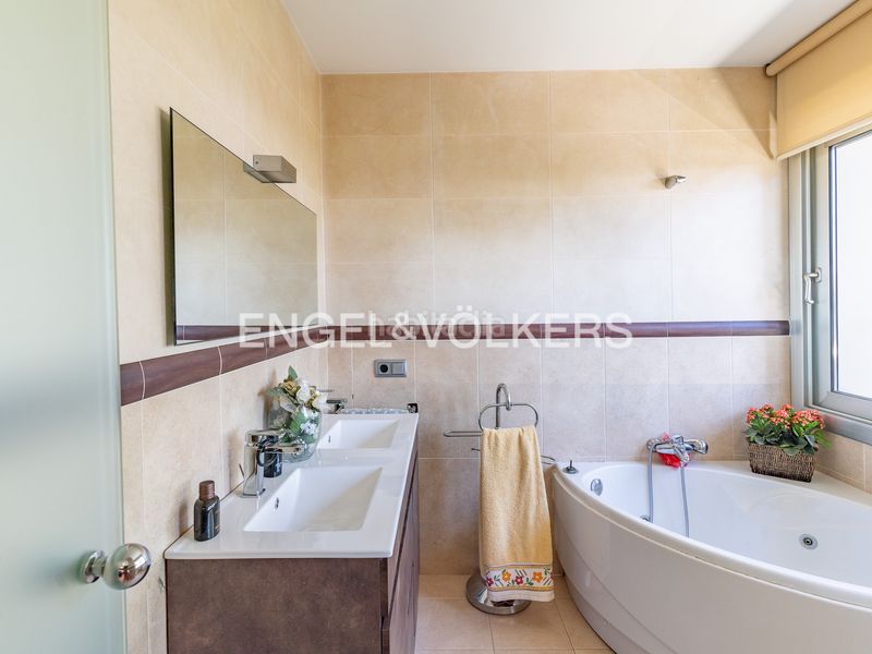 Foto e5332f81-ceb1-4a83-90c6-ae95a0ee0f4f. Casa amb calefacció aparcament piscina a Premià de Dalt