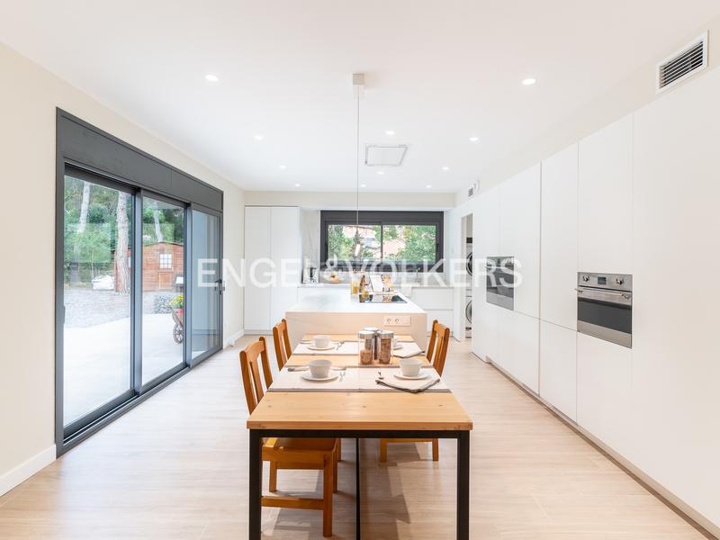 Foto 062b424e-37c6-4f45-88b9-9546f8546852. Casa amb calefacció aparcament piscina a Tiana