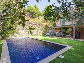 Maison à Sarrià. Elegante casa con jardín y piscina