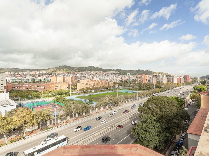 Foto 5d7c6982-c41b-4724-805e-4e7f41c74022. Àtic amb calefacció aparcament piscina a Sant Andreu de Palomar Barcelona