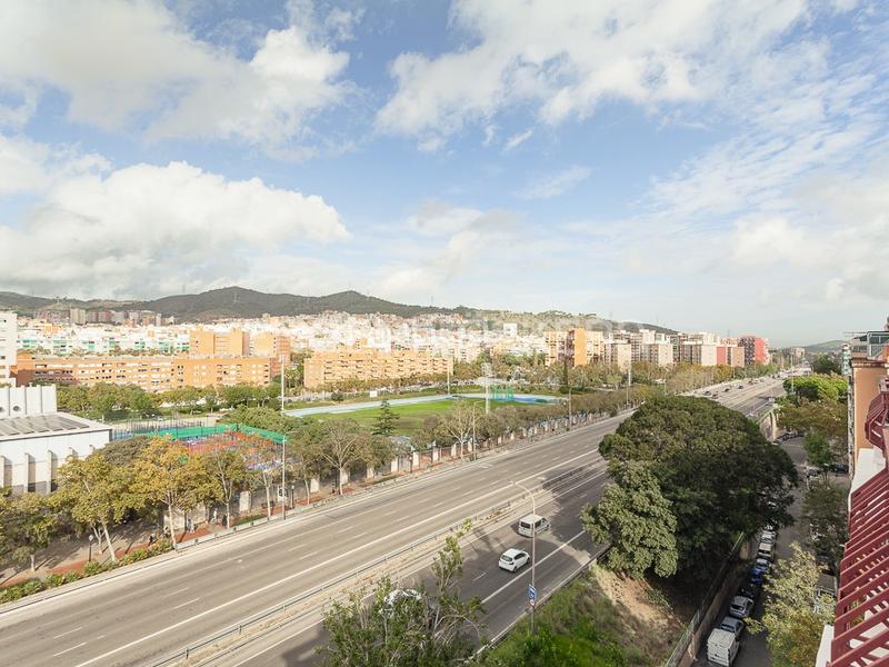 Foto 9fc6d3c0-7109-46b2-9dcd-499189848f4a. Àtic amb calefacció aparcament piscina a Sant Andreu de Palomar Barcelona