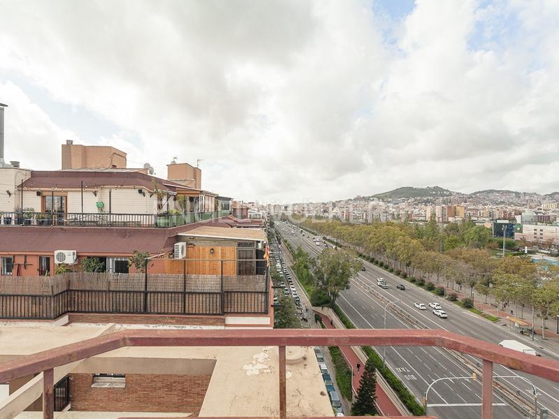 Foto e164ad18-f8a3-4f00-9d69-fa2293a9f9c5. Àtic amb calefacció aparcament piscina a Sant Andreu de Palomar Barcelona