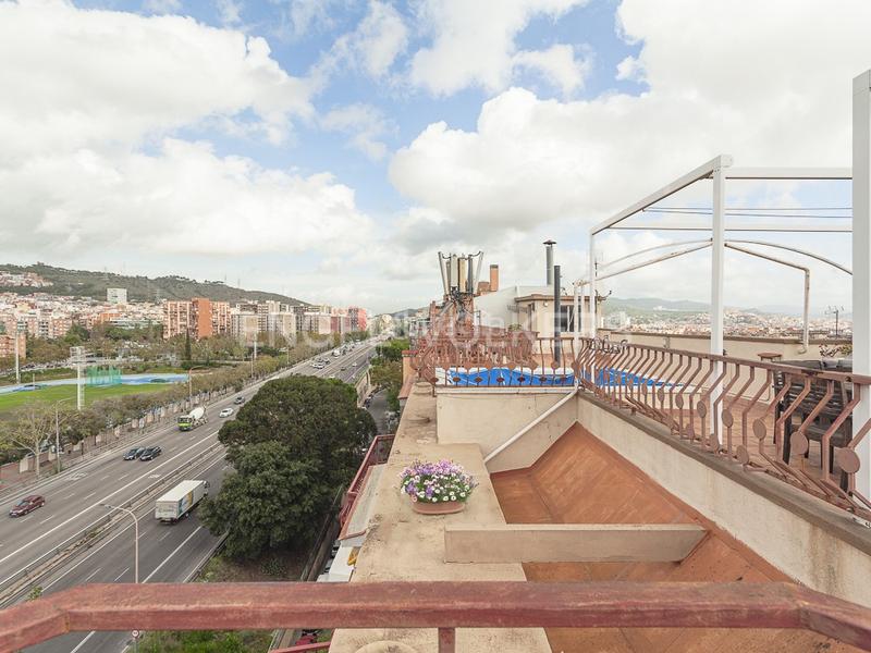 Foto e88f2897-df7d-4786-b5be-3095d4320f9c. Àtic amb calefacció aparcament piscina a Sant Andreu de Palomar Barcelona