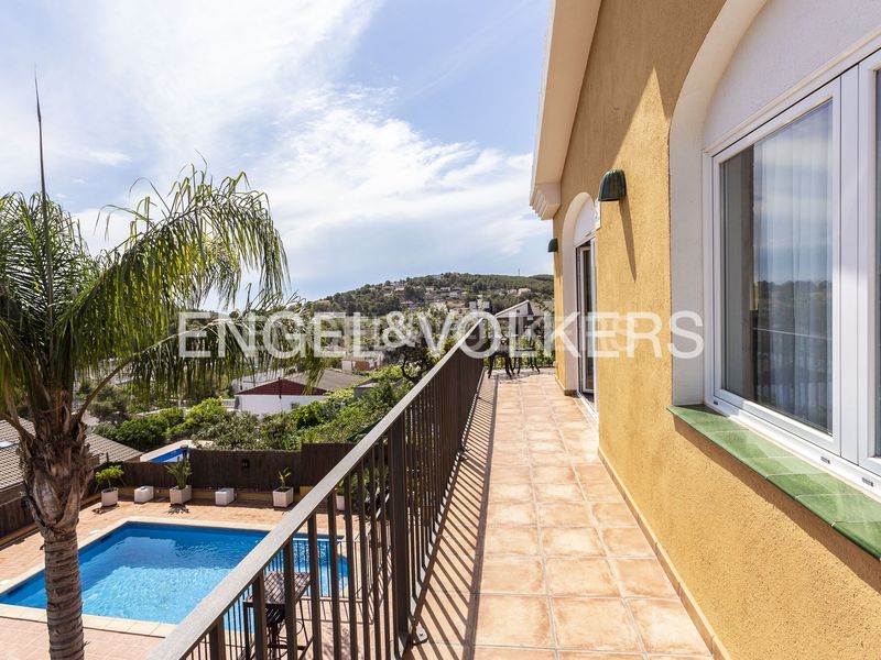 Foto 026abf31-76f1-4635-b297-d5da07797de4. Casa amb calefacció aparcament piscina a costa Cunit - els jardins - els rosers Cunit