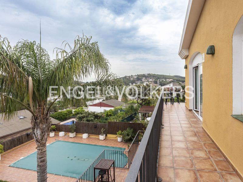 Foto 155025de-1200-4a6f-98c1-9d4329215c78. Casa amb calefacció aparcament piscina a costa Cunit - els jardins - els rosers Cunit