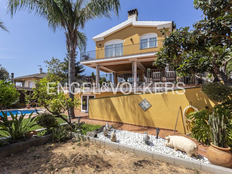 Foto 1d8cf995-0281-47d3-b3ef-a761ebe56d4a. Casa amb calefacció aparcament piscina a costa Cunit - els jardins - els rosers Cunit