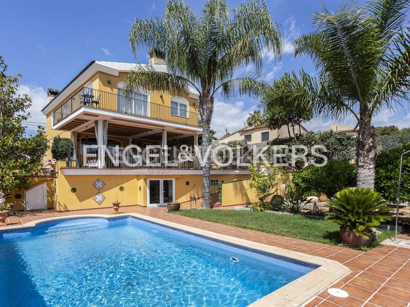 Foto 66c79627-bf46-4f60-b6d9-f5d6a5905edd. Casa amb calefacció aparcament piscina a costa Cunit - els jardins - els rosers Cunit