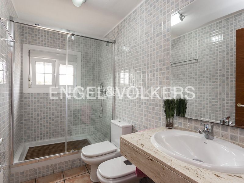 Foto 76ab395d-214a-4d74-b07a-e158aa874a1c. Casa amb calefacció aparcament piscina a costa Cunit - els jardins - els rosers Cunit