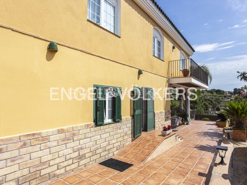 Foto a8189b2d-3981-4ac3-906c-720a7d6859be. Casa amb calefacció aparcament piscina a costa Cunit - els jardins - els rosers Cunit