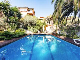 Maison à Vallirana. Espectacular villa con gran parking, piscina y pista cubierta