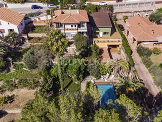 Maison à Vallirana. Espectacular villa con gran parking, piscina y pista cubierta