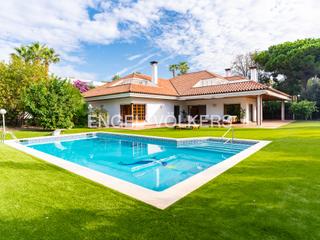 Maison à Alella. Fantástica y exclusiva villa de estilo mediterráneo en venta en