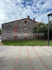 Casa adossada a Sant Celoni. Terreno con construcción en el centro de la batlloria