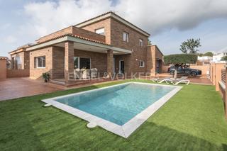 Casa a Les Salines-Pla de Sant Pere. Casa impresionante con piscina en cubelles