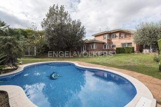 Casa a Olèrdola. Lujosa vivienda con gran jardín y piscina en olèrdola