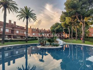 Rent Semi detached house in La Mora. Chalet adosado en entorno verde con piscina y parques infantiles