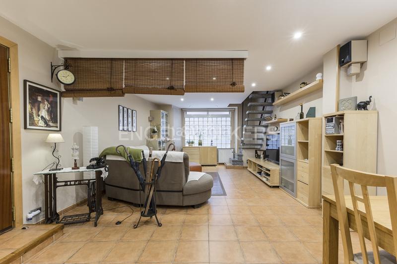 Foto 2c56a7df-c4f1-4da4-8ff8-4f8abbe693d9. Apartamento amplio piso reformado en poble sec en Barcelona