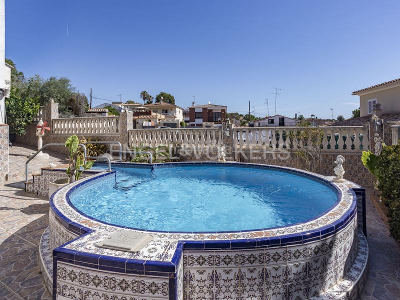 Foto 0b379f70-98a4-43ec-9a85-013623e0b133. Casa  unifamiliar a 2 kms de la playa! en Cunit residencial Cunit