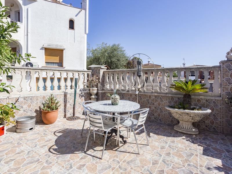 Foto 9593e7a9-5d1b-491b-8ed9-5cf345616903. Casa  unifamiliar a 2 kms de la playa! en Cunit residencial Cunit