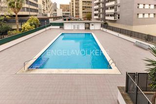 Apartament a La Marina del Port. Piso de 3 hab con piscina en minería  plaça cerdà
