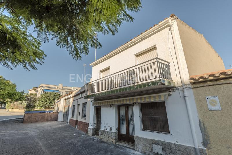 Foto 021bc1ac-a73a-4818-a378-08e7735e8cfb. Casa adosada proyecto con mucho potencial en Can Pei, ! en Sitges