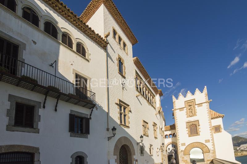 Foto 1a3d872a-3034-4ded-bcd9-4df6feb5d25c. Casa adosada proyecto con mucho potencial en Can Pei, ! en Sitges