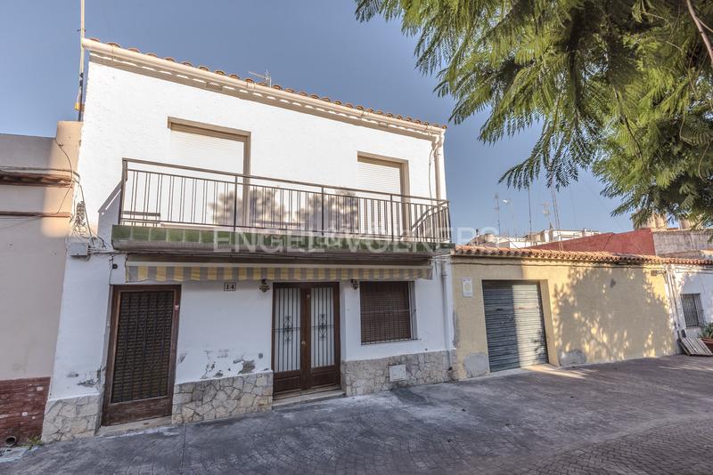 Foto 5b3c6f80-6008-49bb-9ec1-aee27e1396bd. Casa adosada proyecto con mucho potencial en Can Pei, ! en Sitges