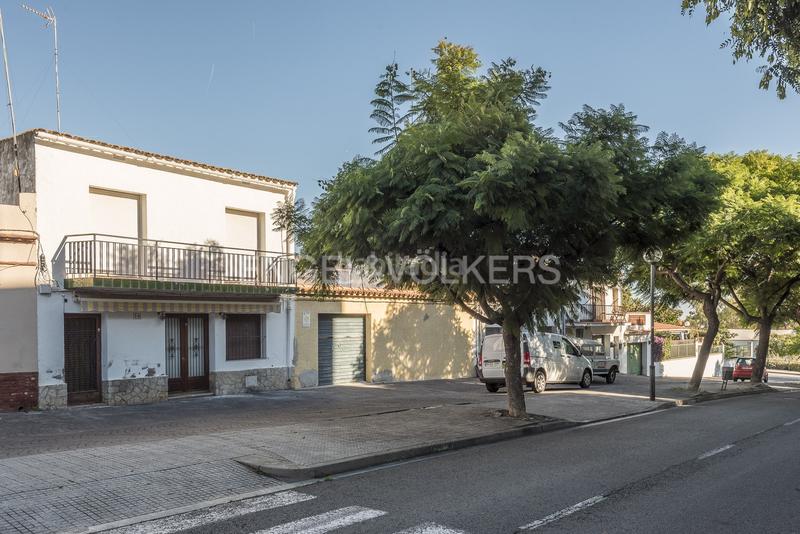 Foto 601bc83b-64f6-4dd5-b65c-e7771152113c. Casa adosada proyecto con mucho potencial en Can Pei, ! en Sitges
