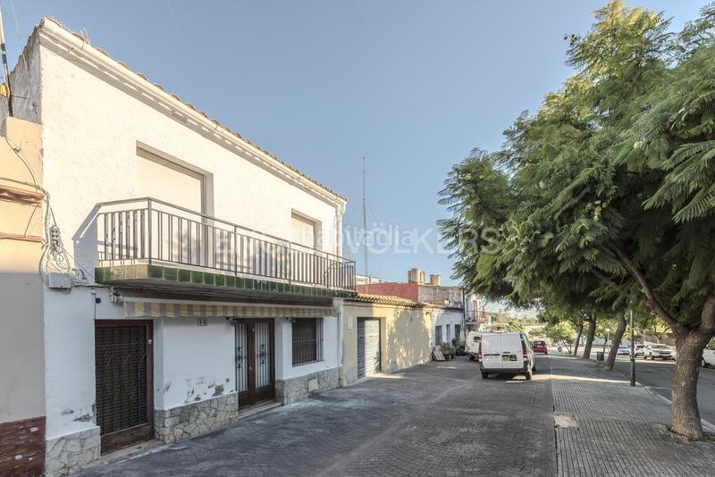 Foto 7934e2cf-1ab6-4375-9694-c8a21e96c452. Casa adosada proyecto con mucho potencial en Can Pei, ! en Sitges