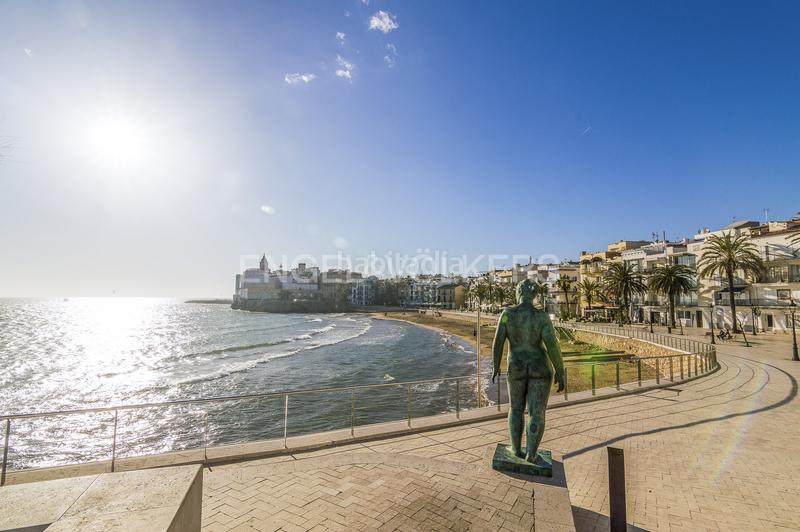 Foto c9527525-6258-45f3-84fc-1f82e130e813. Casa adosada proyecto con mucho potencial en Can Pei, ! en Sitges