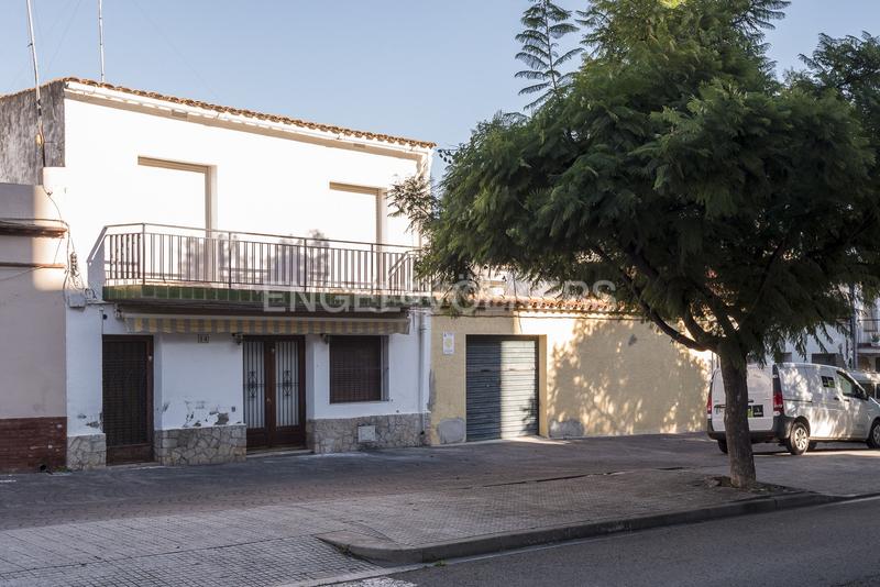 Foto ced80356-b823-4938-ba91-a80d59efe93c. Casa adosada proyecto con mucho potencial en Can Pei, ! en Sitges