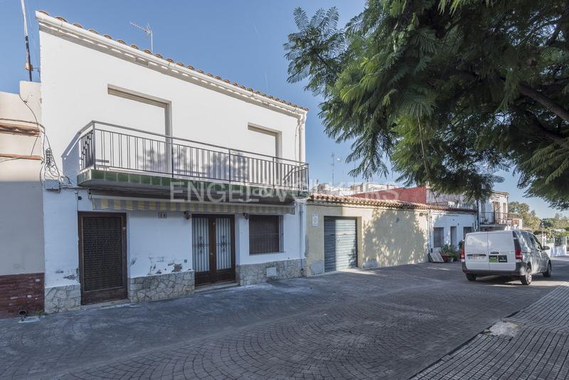 Foto d007a98a-8544-4eef-97e4-e7ae6c063db9. Casa adosada proyecto con mucho potencial en Can Pei, ! en Sitges