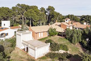 Casa a Urbanitzacions de Llevant. Casa unifamiliar con vistas panorámicas y casa de invitados.