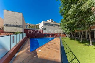 Casa  Passatge posoltega. Espectacular casa con piscina, jardín y dos parkings incluidos