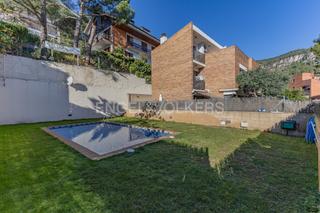 Maison jumelée à Vallirana. Casa pareada en el centro de vallirana con piscina