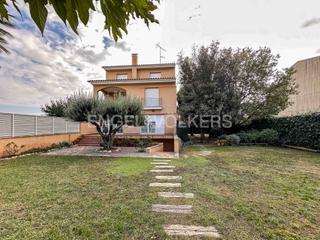 Casa a Olèrdola. Fantástica unifamiliar con doble parcela en el penedès