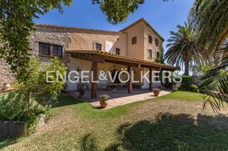 Casa a Bisbal del Penedès (La). Masía histórica del siglo xiv con 83 hectáreas al sur de barcelo