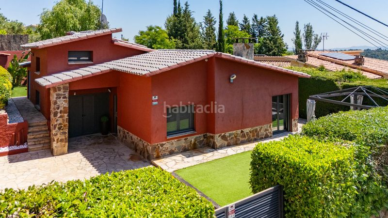 Foto 0ad21d29-f985-4b72-ac0c-637d40043033. Casa exclusiva casa a 4 vientos con jardín en can font en Castellar del Vallès