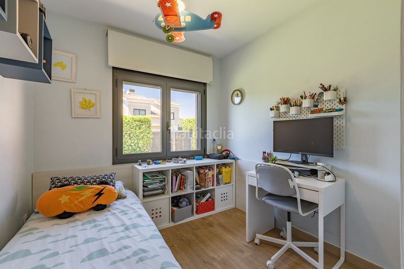 Foto 4226e988-2693-4ecf-af04-5549cd58fa87. Casa exclusiva casa a 4 vientos con jardín en can font en Castellar del Vallès