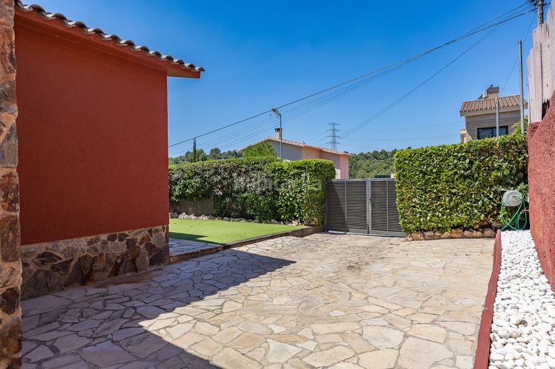 Foto d08b86b3-4a5d-4b7e-831e-fadb5b72d36d. Casa exclusiva casa a 4 vientos con jardín en can font en Castellar del Vallès