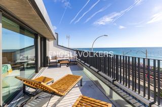 Maison à Montgat. Casa en montgat con piscina en primera linea de mar